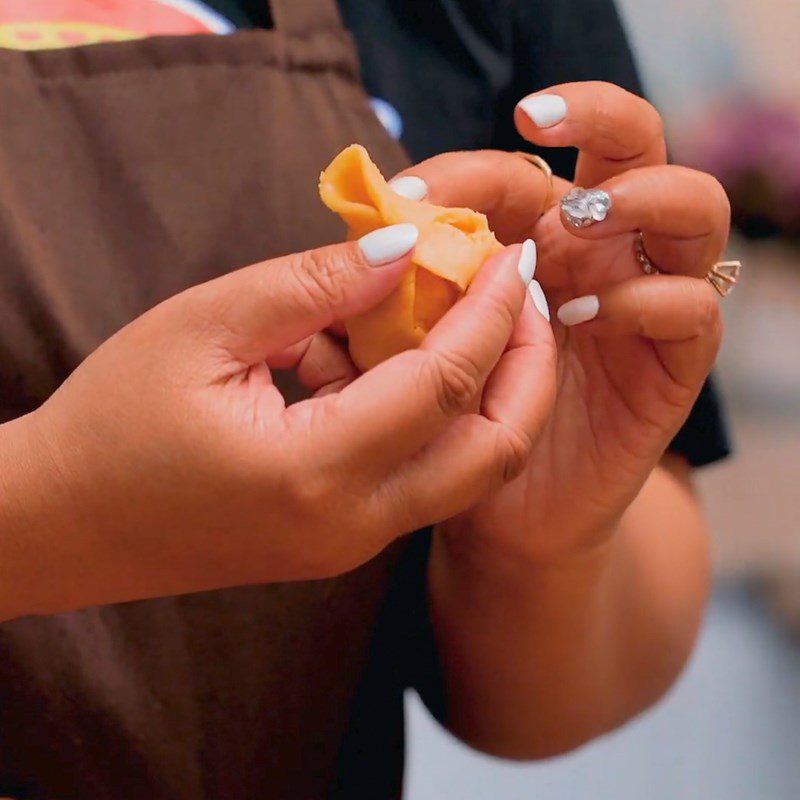 Step 7 Wrap the salted egg cheese mooncake