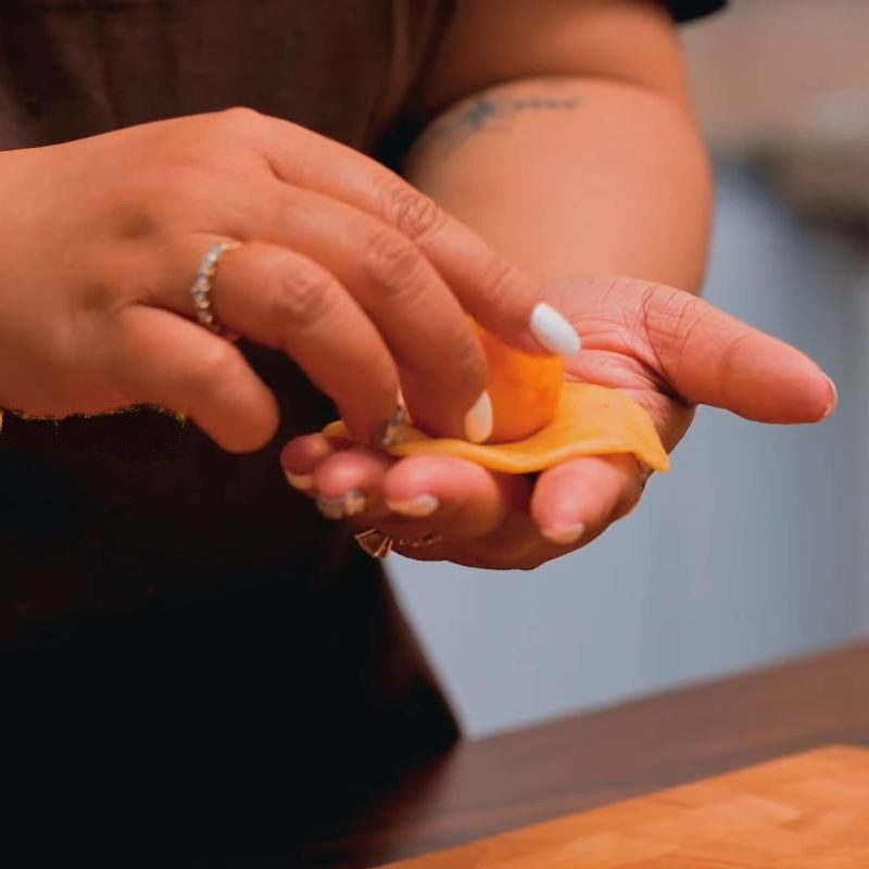 Step 7 Wrap the salted egg cheese mooncake