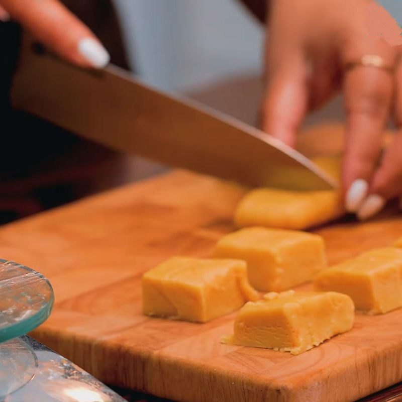 Step 7 Wrap the salted egg cheese mooncake