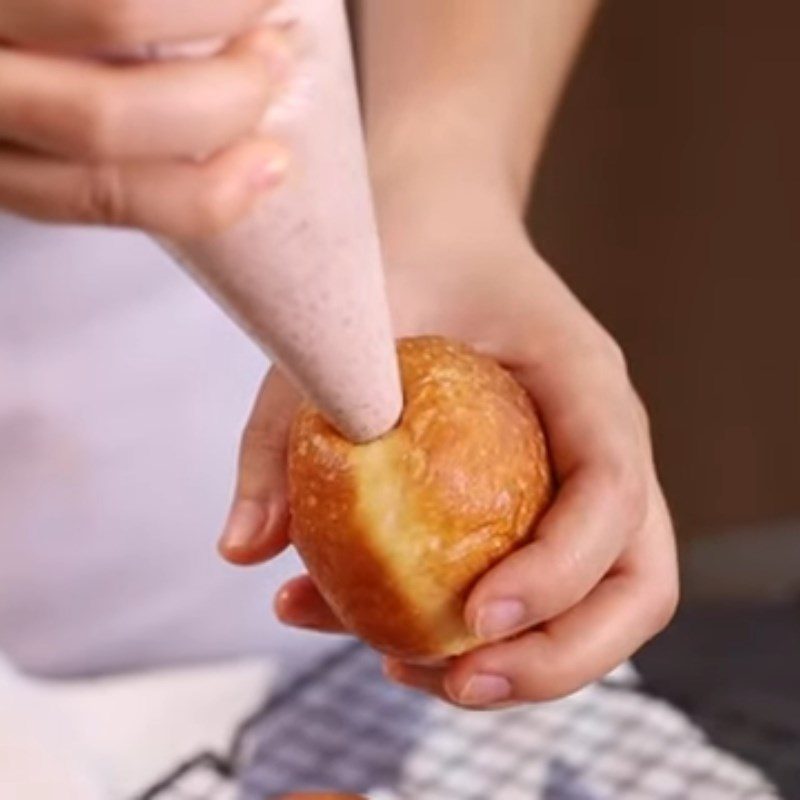 Step 6 Inject the filling into the cakes Taro-filled fried cakes