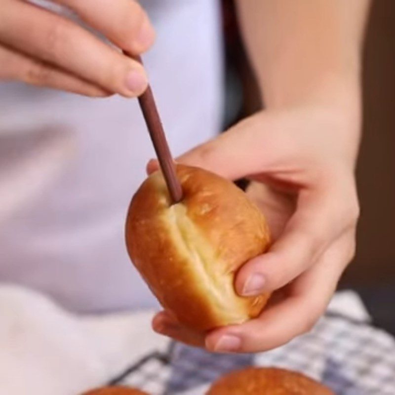 Step 6 Inject the filling into the cakes Taro-filled fried cakes