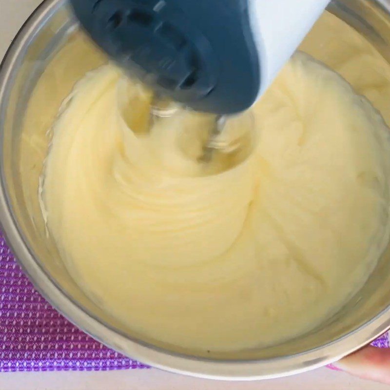 Step 6 Pumping the cream filling Cream-filled waffle cake