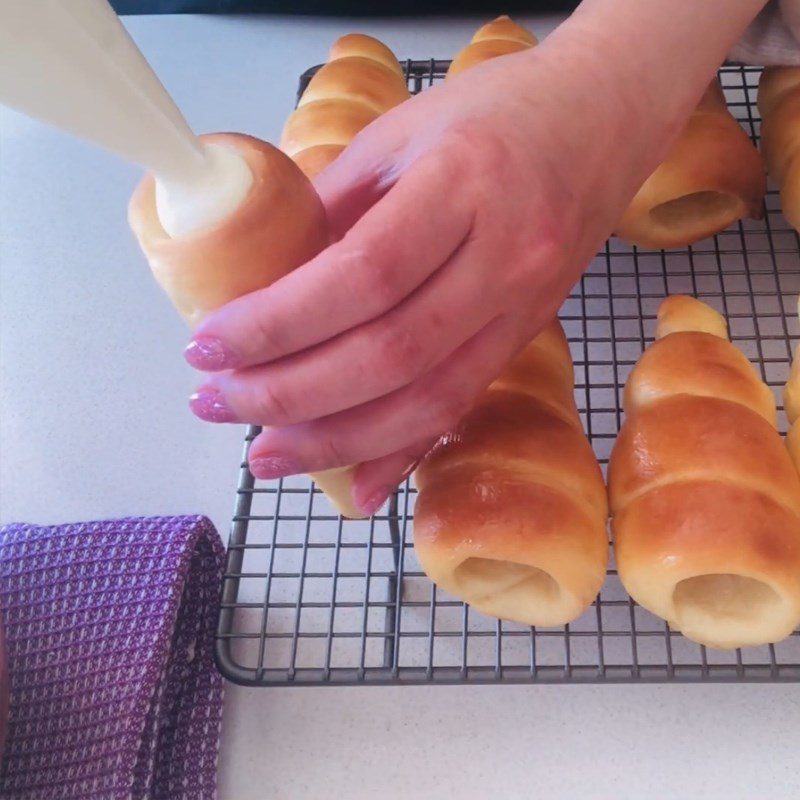 Step 6 Pumping the cream filling Cream-filled waffle cake