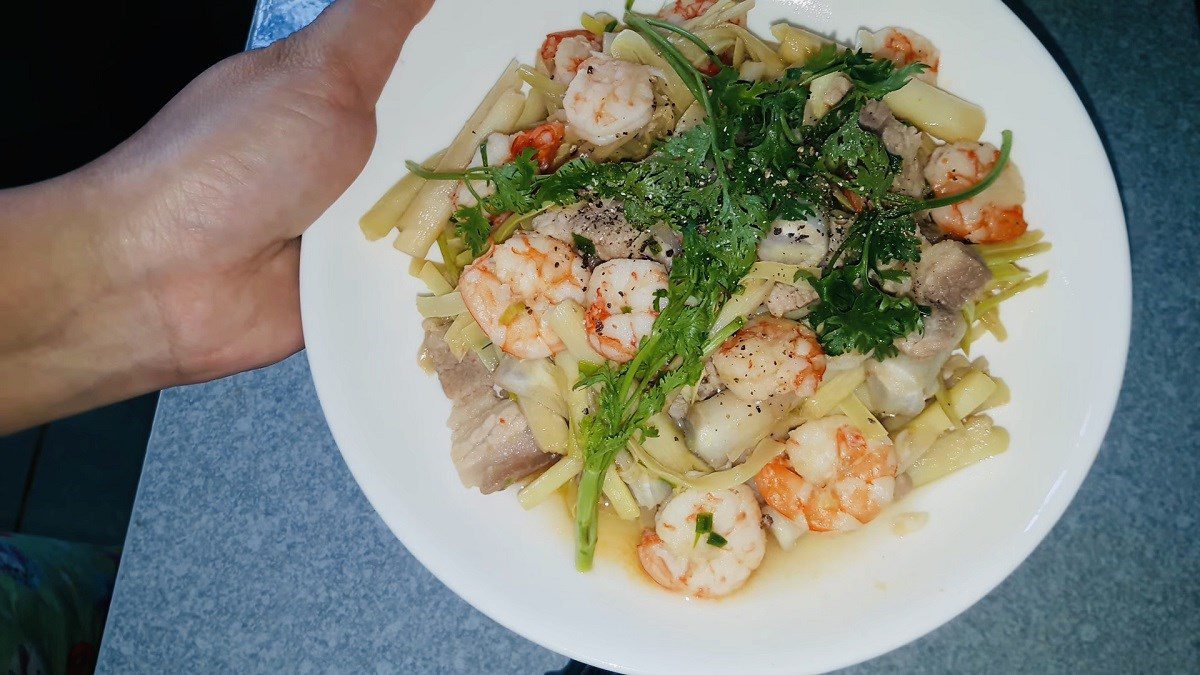 Stir-fried bồn bồn with shrimp and pork