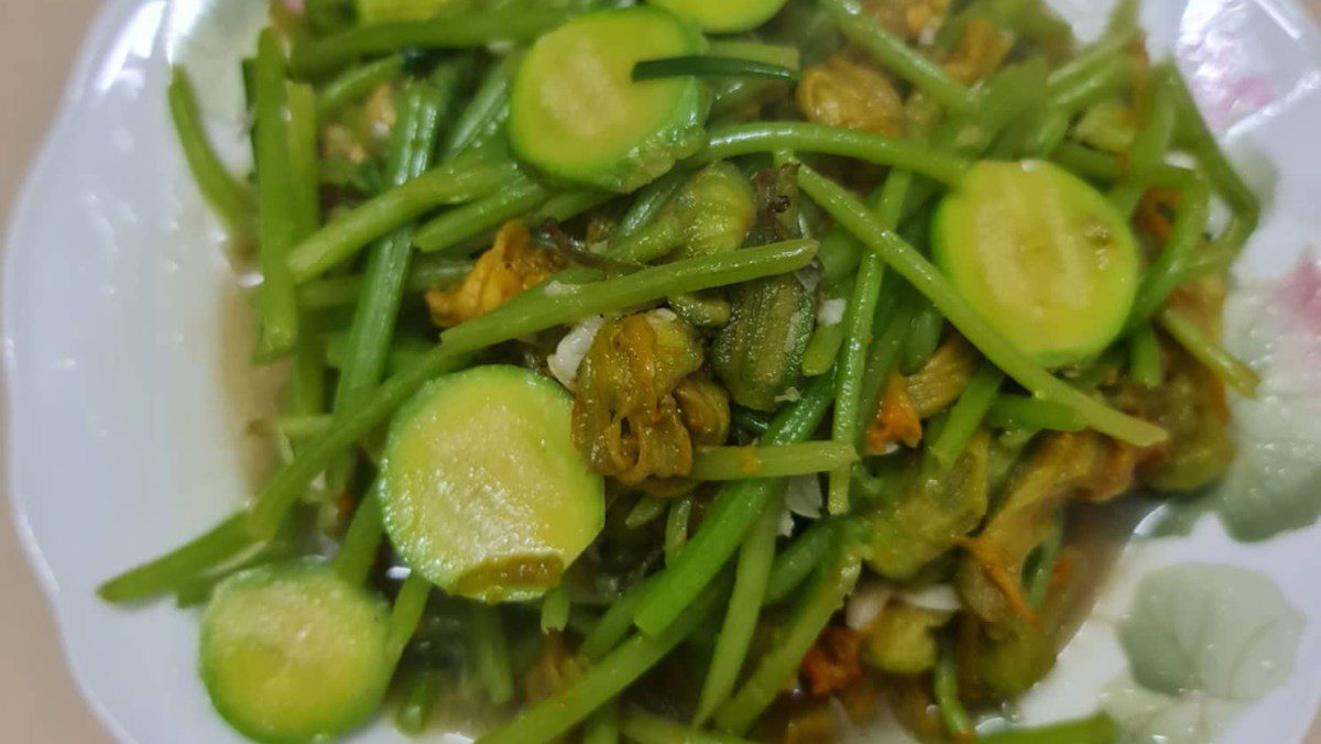 Stir-fried Squash Blossoms with Garlic (Recipe shared by a user)