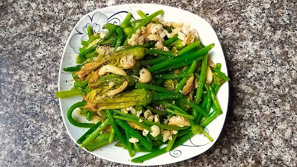 Sautéed Squash Blossoms with Garlic