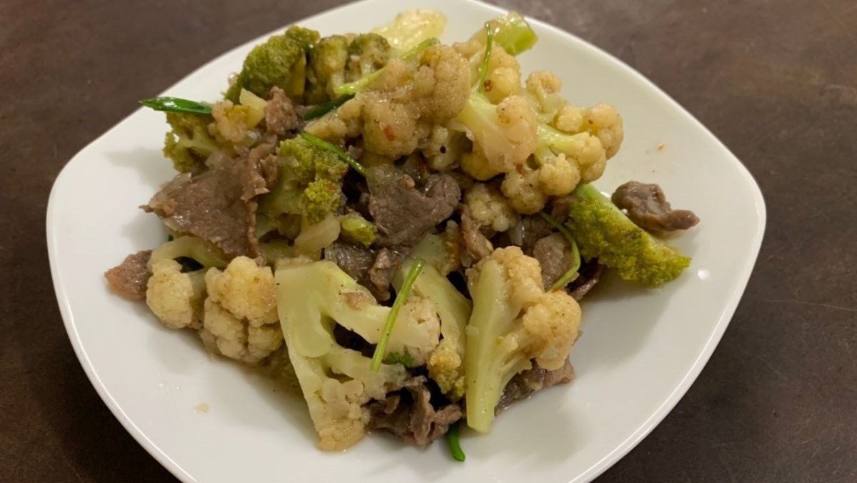 Beef stir-fried with broccoli