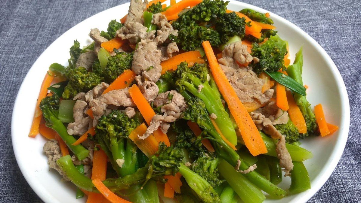 Stir-fried beef with broccoli and carrots