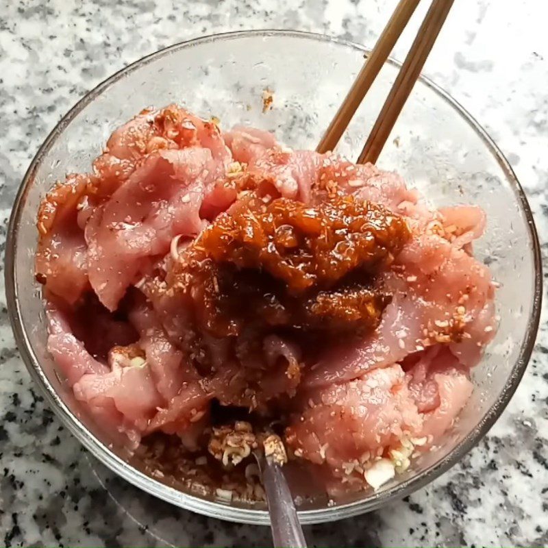 Step 1 Prepare and marinate beef Stir-fried beef with satay