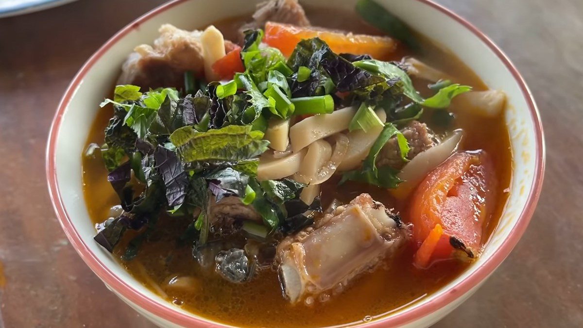 Bitter Snail Noodle soup with pork ribs