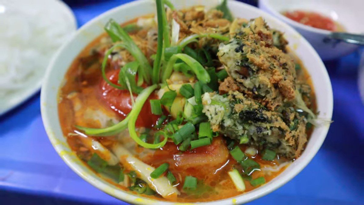 Vegetarian fish cake noodle with seaweed