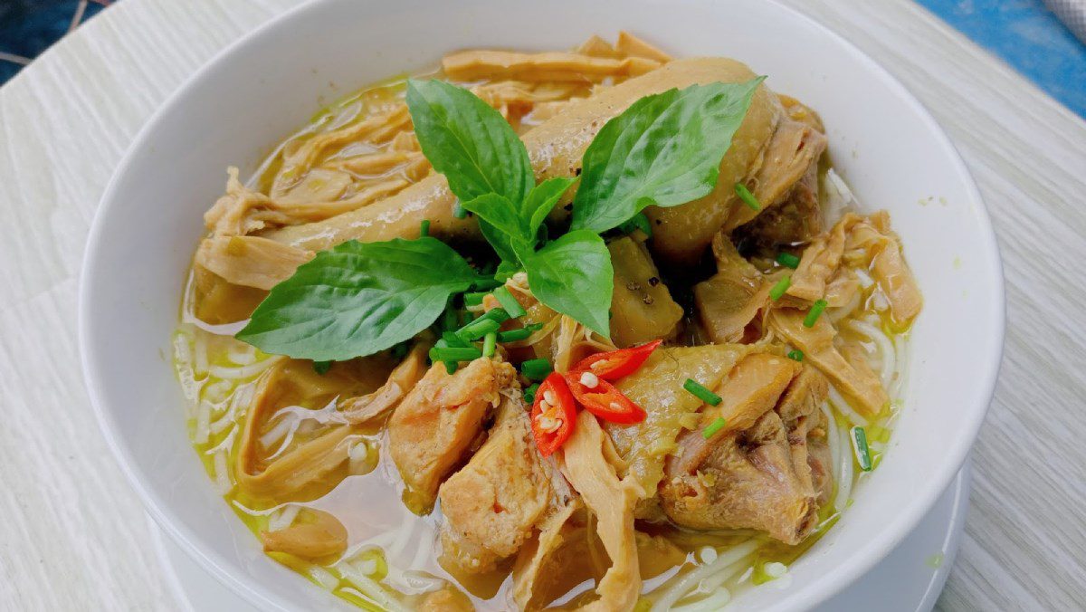 Bamboo shoot chicken noodle