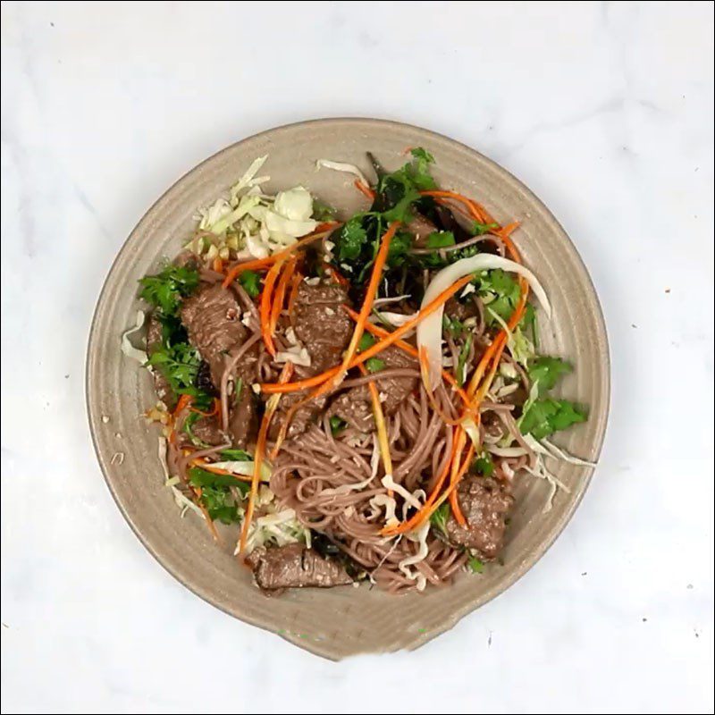 Step 6 Finished product Brown rice noodles mixed with vegetables and beef