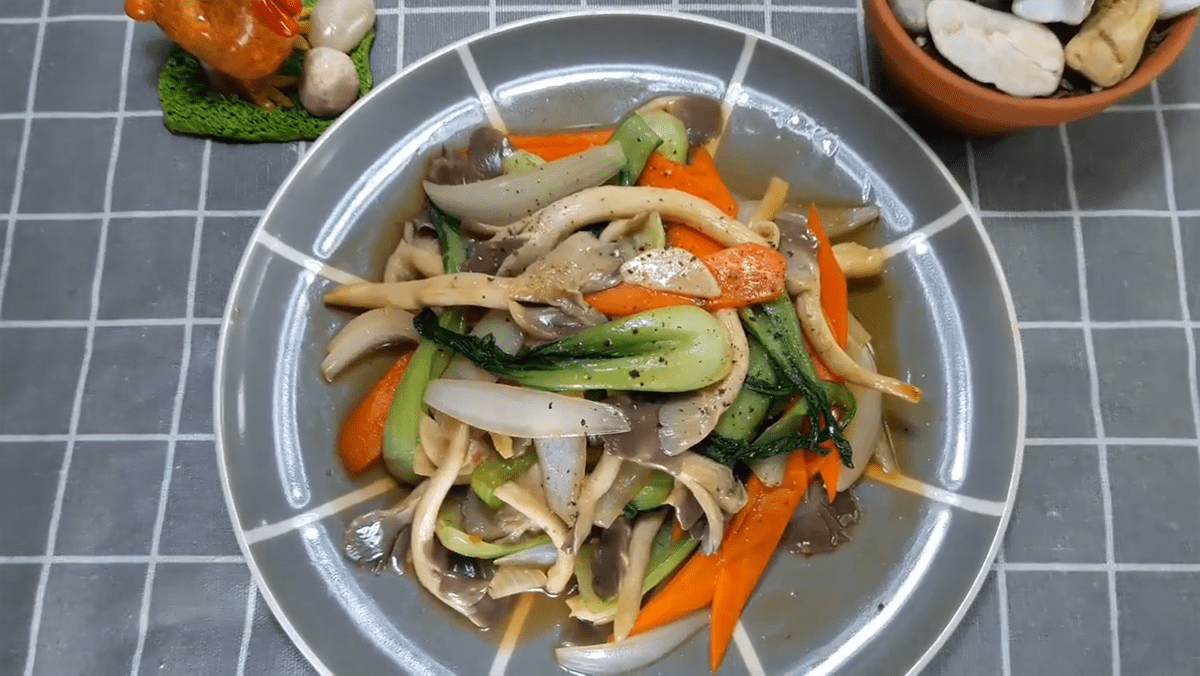 Stir-fried bok choy with oyster mushrooms