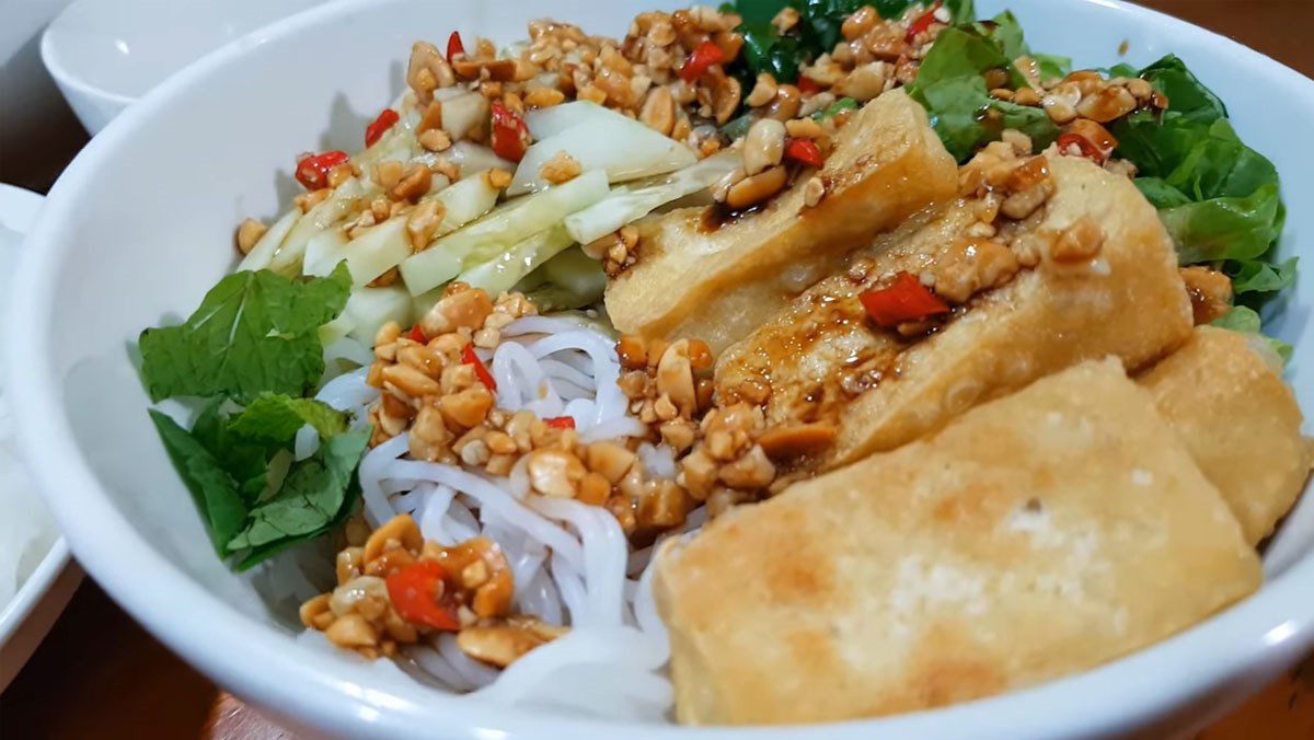 Vermicelli with soy sauce and tofu