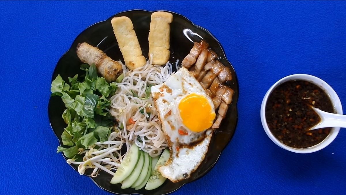 Noodle soup with meat, sausage, and egg