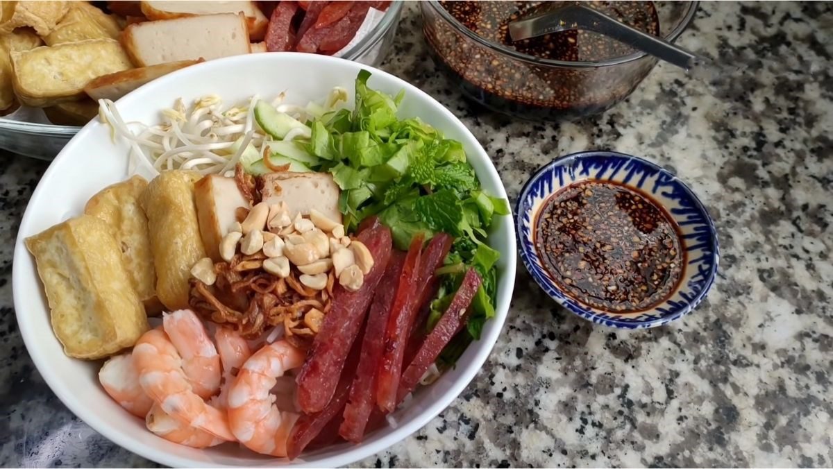 Soy sauce noodles with shrimp and sausage