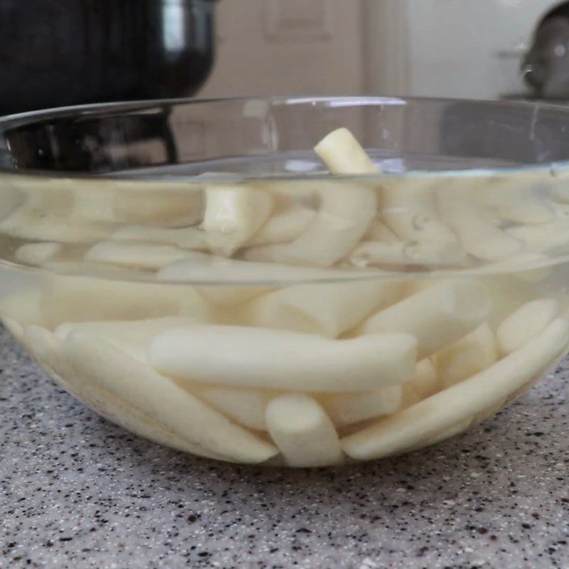 Step 1 Prepare the ingredients for Tokbokki with soy sauce