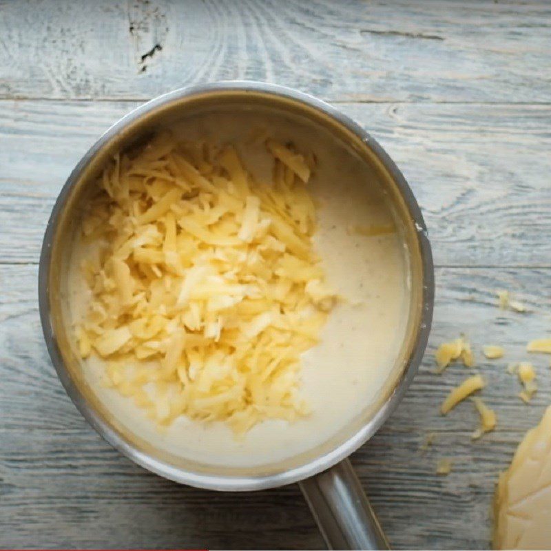 Step 4 Mixing cheese French-style baked potatoes - Potatoes gratin