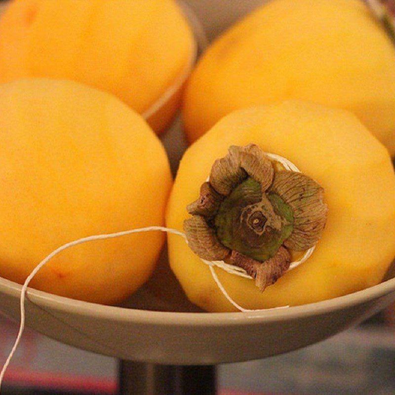 Step 3 Tie the string and hang the persimmons Wind-dried persimmons