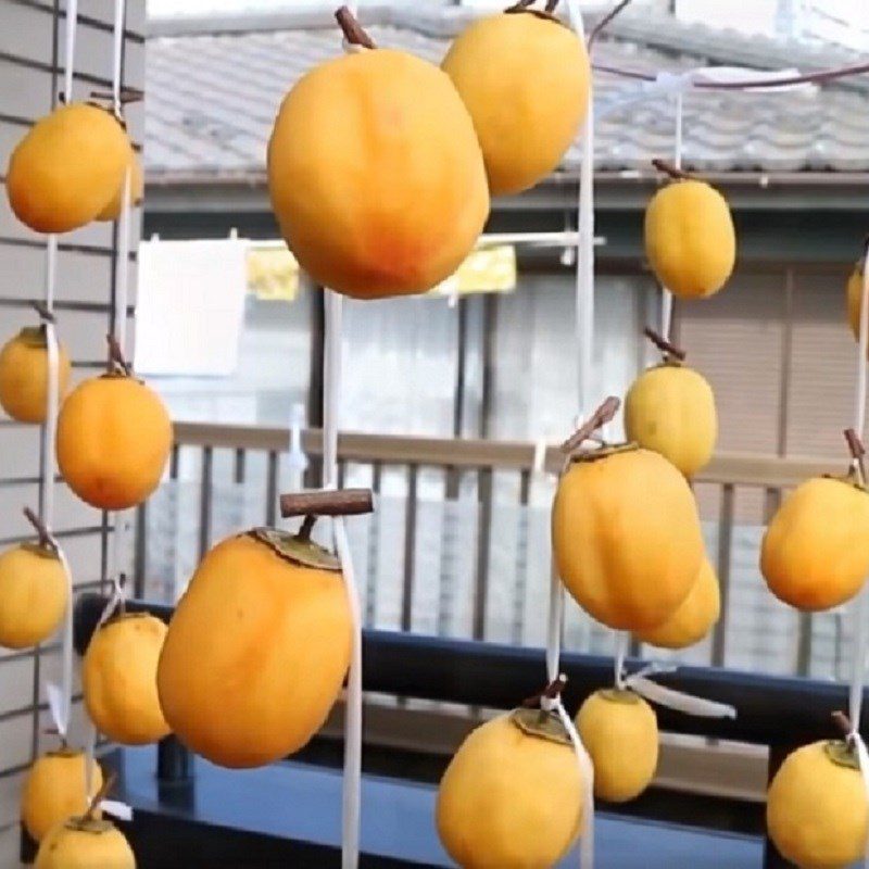 Step 3 Tie the string and hang the persimmons Wind-dried persimmons