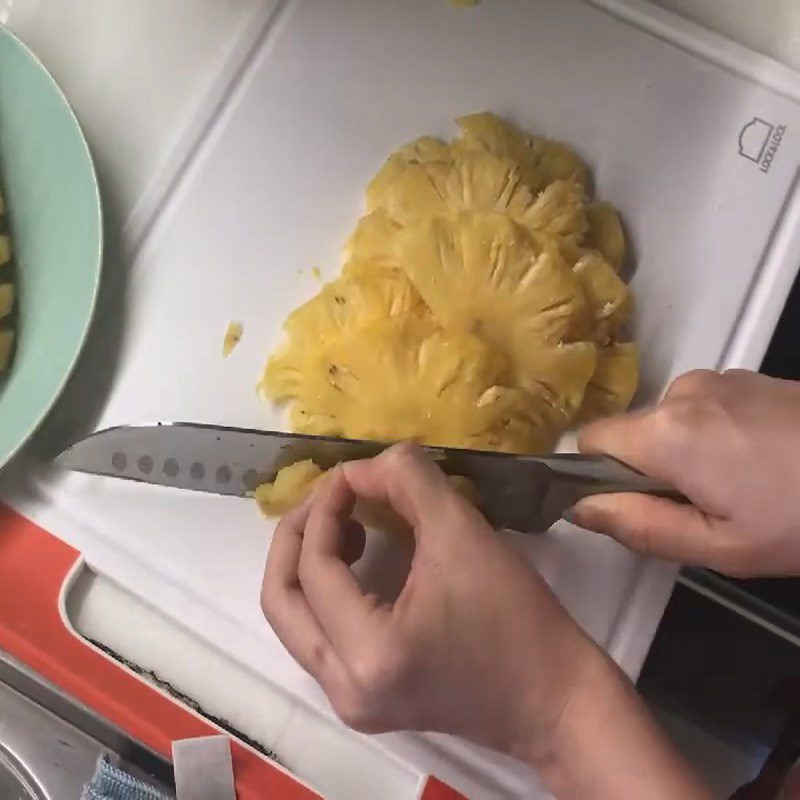 Step 1 Cutting Pineapple for Spicy Salt Dried Pineapple