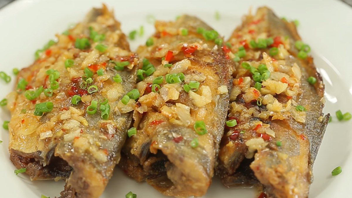 Fried skipjack tuna with garlic chili sauce