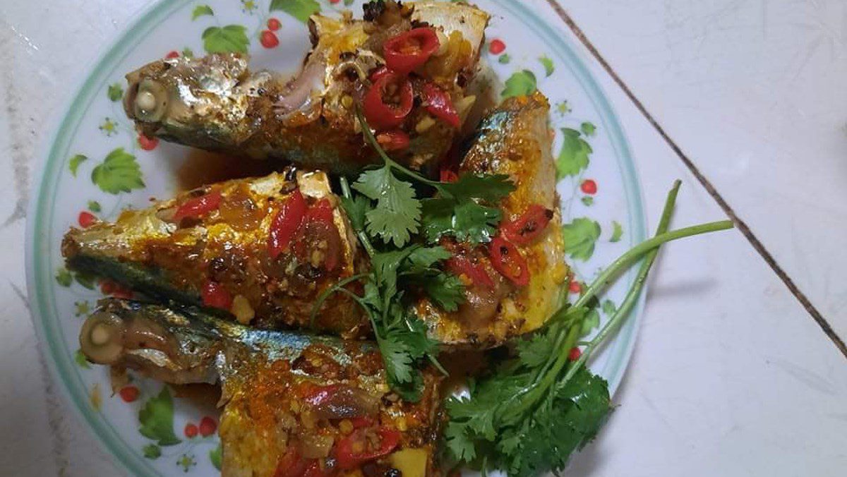 Braised mackerel with garlic and chili and turmeric powder