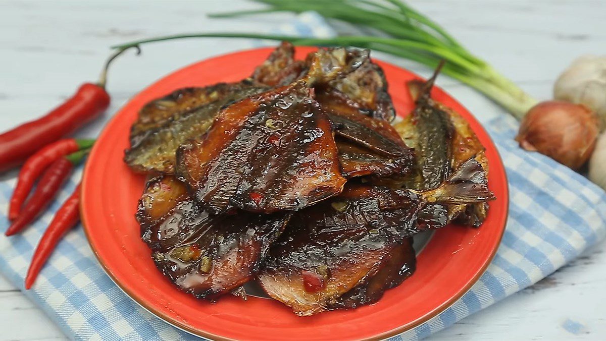 Fried fish with tamarind sauce