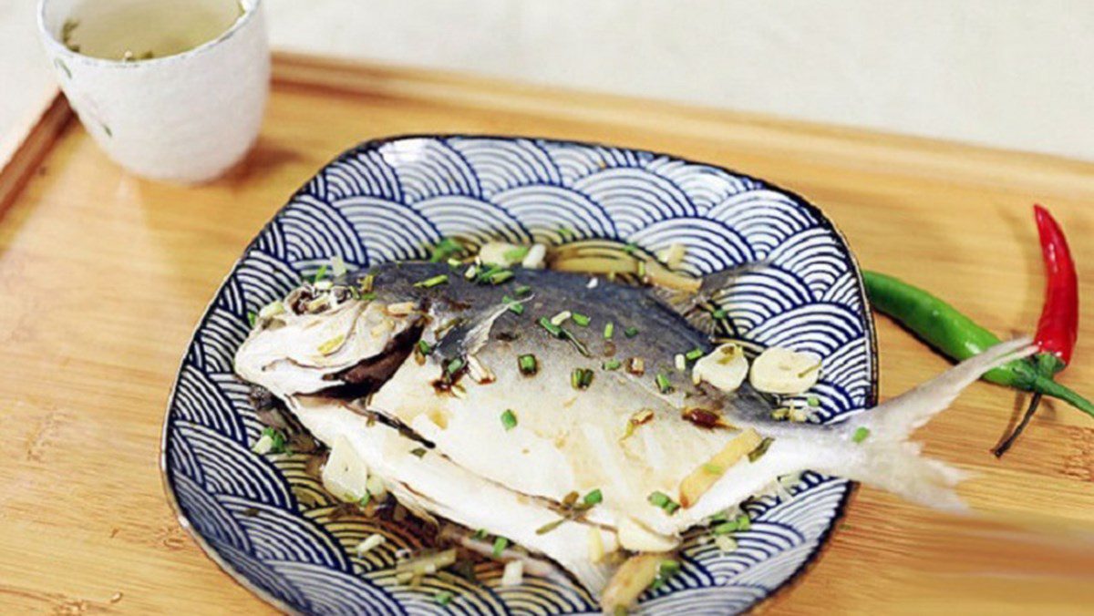 Steamed Pomfret with Salt and Green Onions