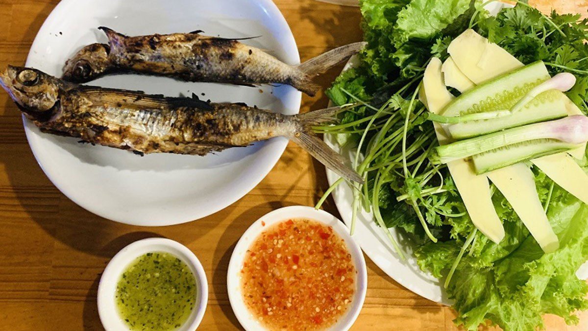 Grilled fish with garlic and chili