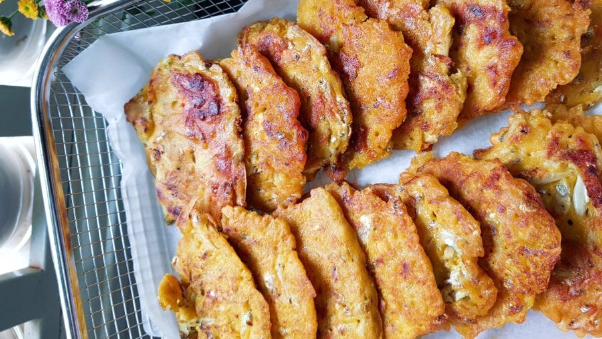 Crispy fried anchovies with flour and rice flour