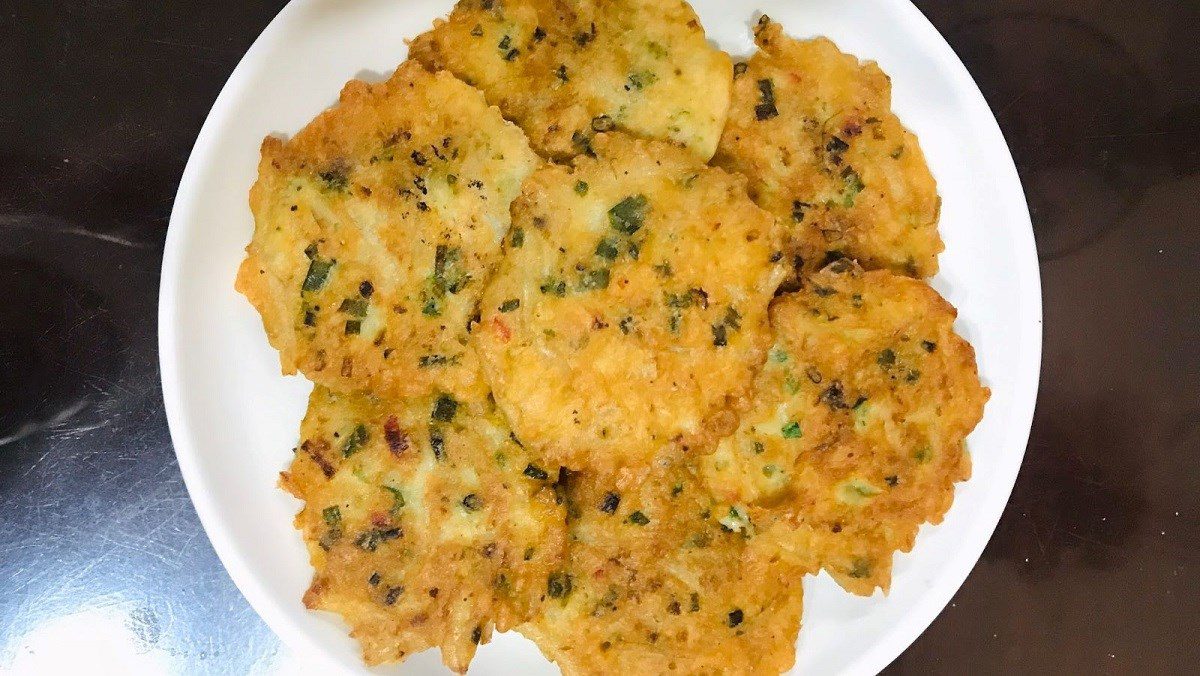 Fried anchovies with crispy flour