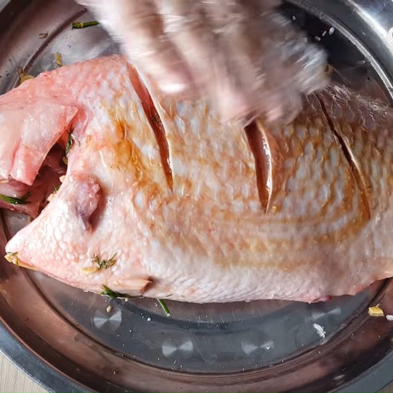 Step 2 Prepare and marinate the fish for steamed red tilapia with lemongrass