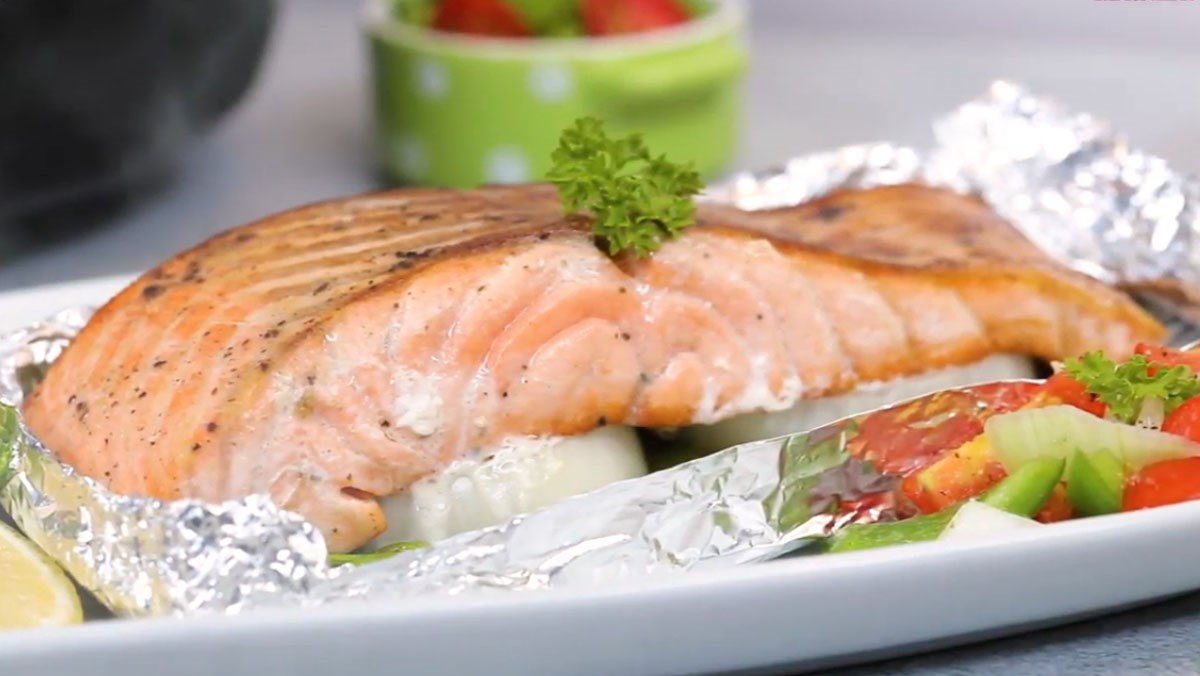 Grilled salmon in foil with asparagus