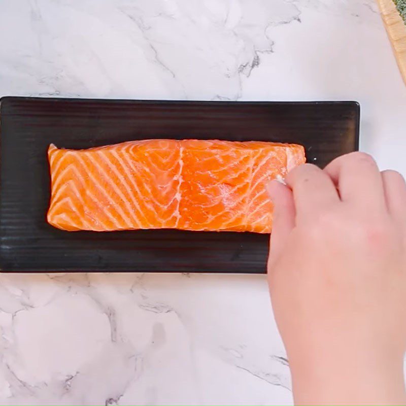 Step 1 Prepare and marinate the salmon Grilled salmon in foil with garlic butter lemon sauce