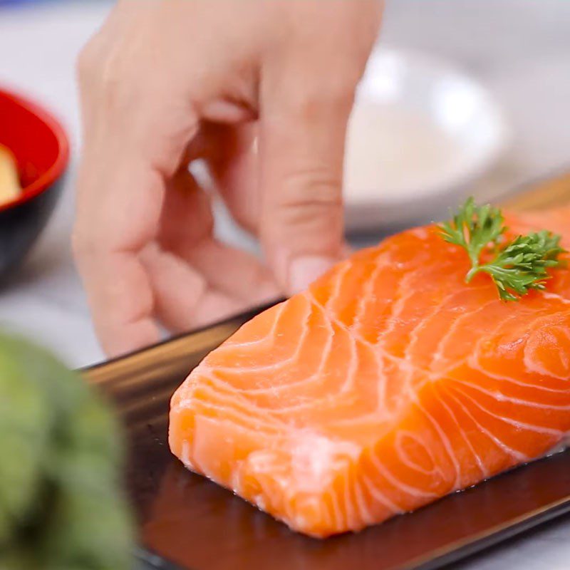 Step 1 Prepare and marinate the salmon Grilled salmon in foil with garlic butter lemon sauce