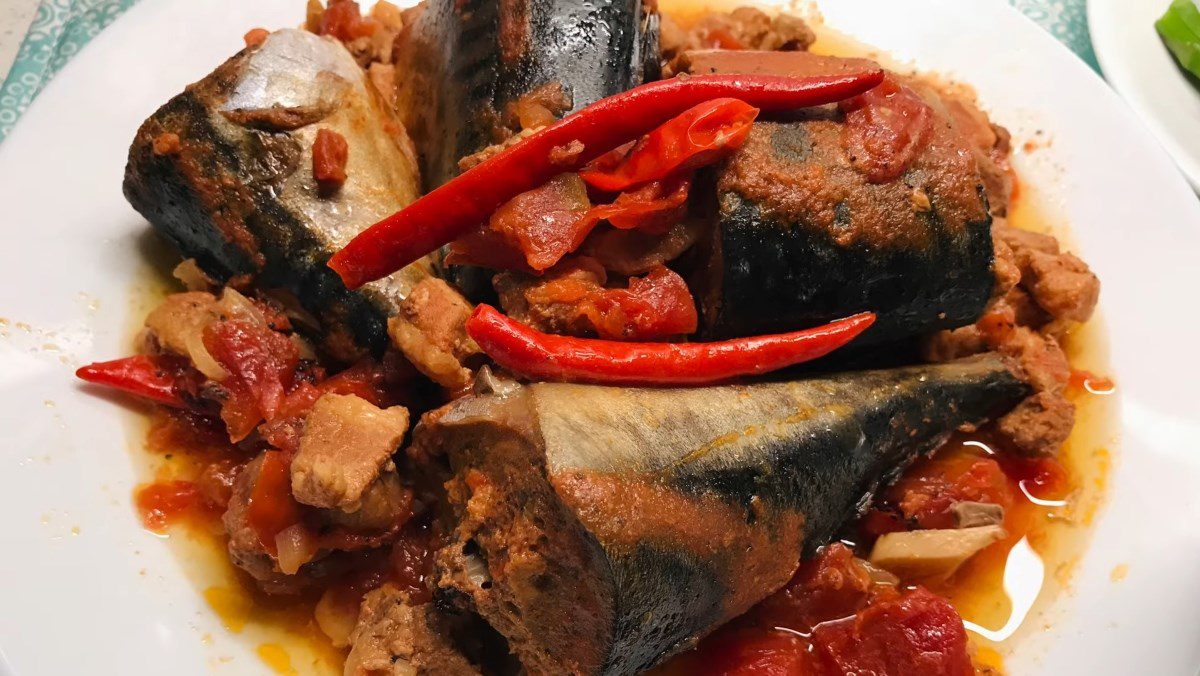 Mackerel braised with tomatoes using an electric pressure cooker