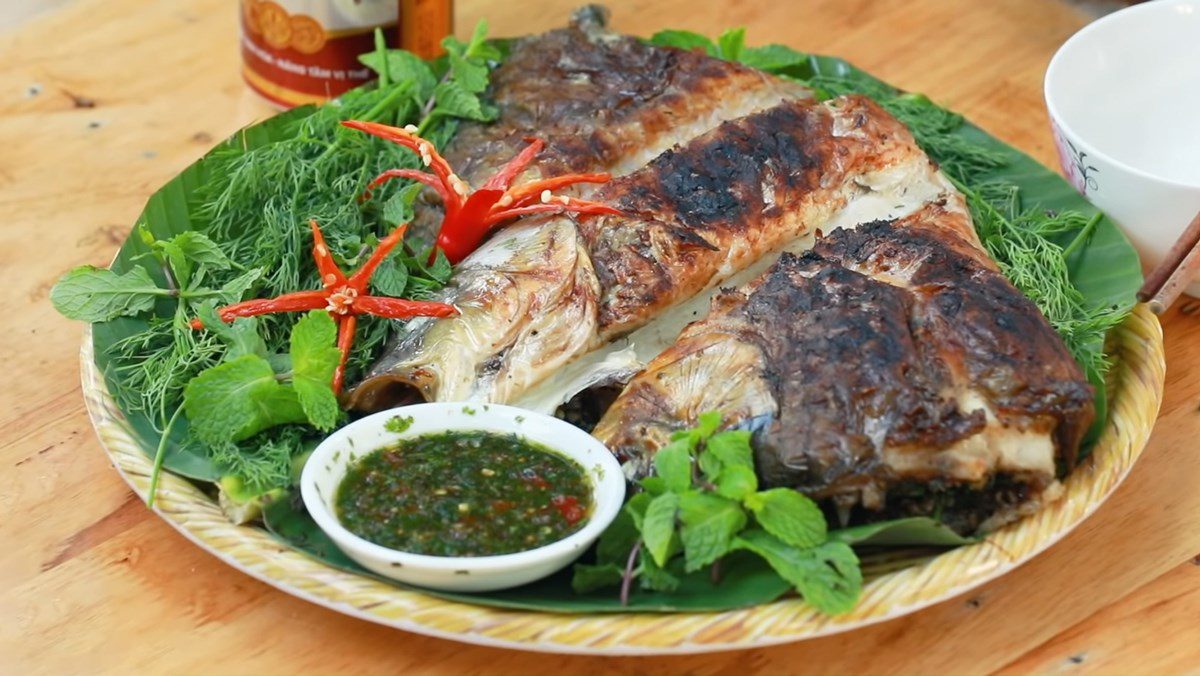 Grilled pa pỉnh tộp fish using a charcoal stove