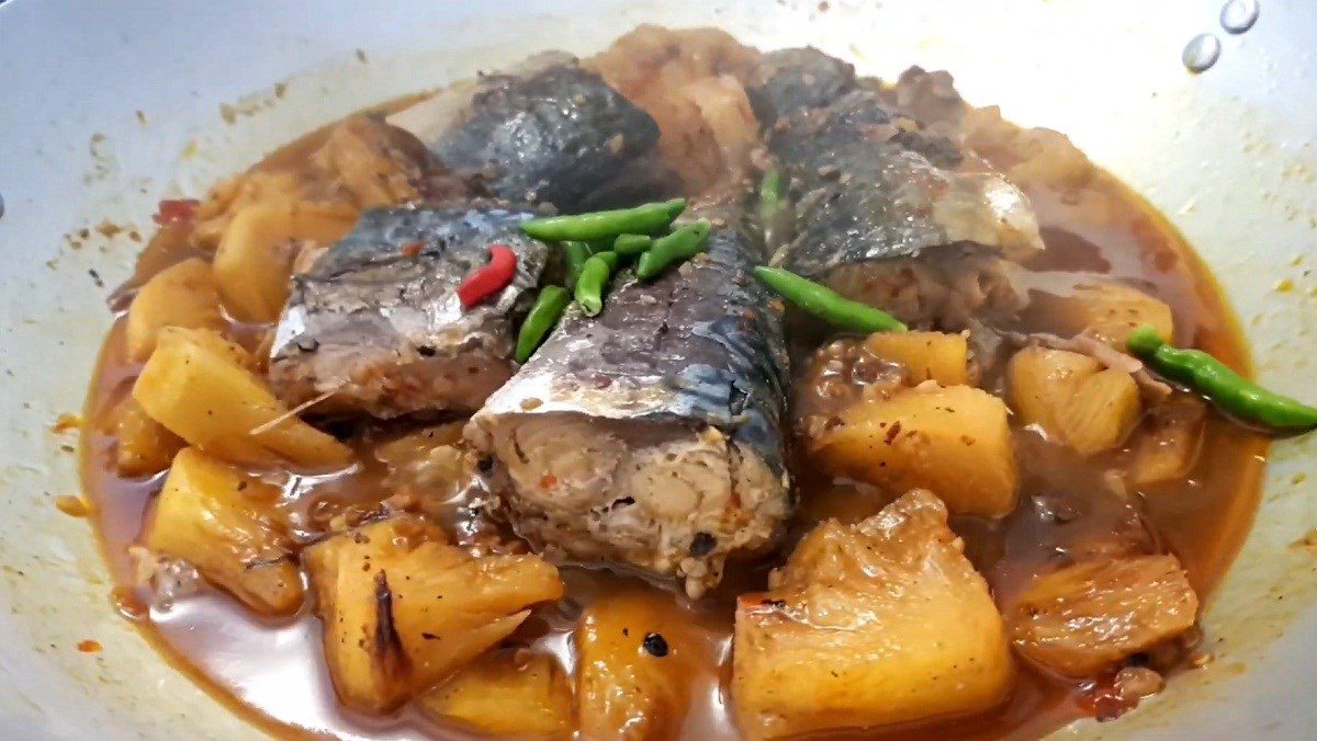 Japanese mackerel stewed with pineapple