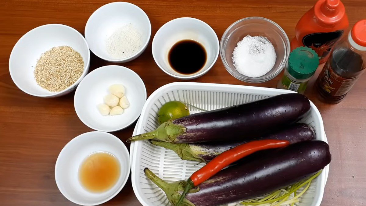 Ingredients for spicy garlic eggplant dish