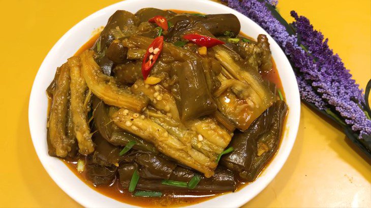 Stir-fried eggplant with soy sauce