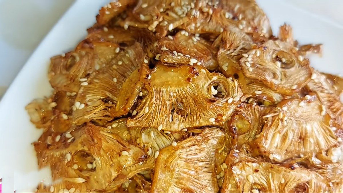 Young jackfruit fried with fish sauce