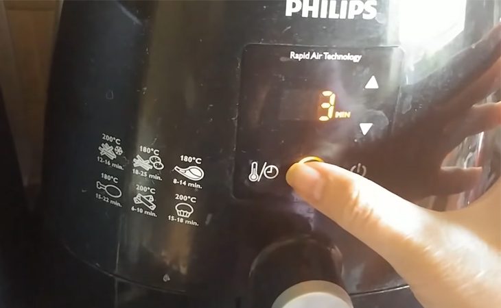 Step 1 Preheat the air fryer for Shrimp Chips