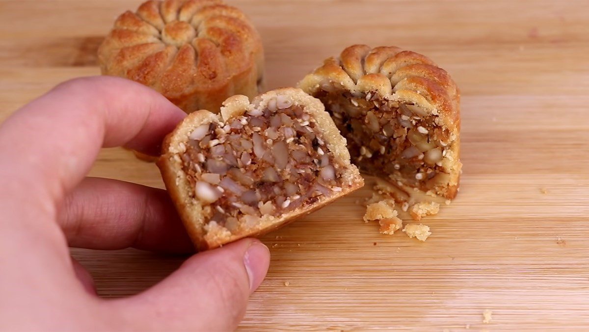 Check the filling of the Mid-Autumn cake with fresh ingredients