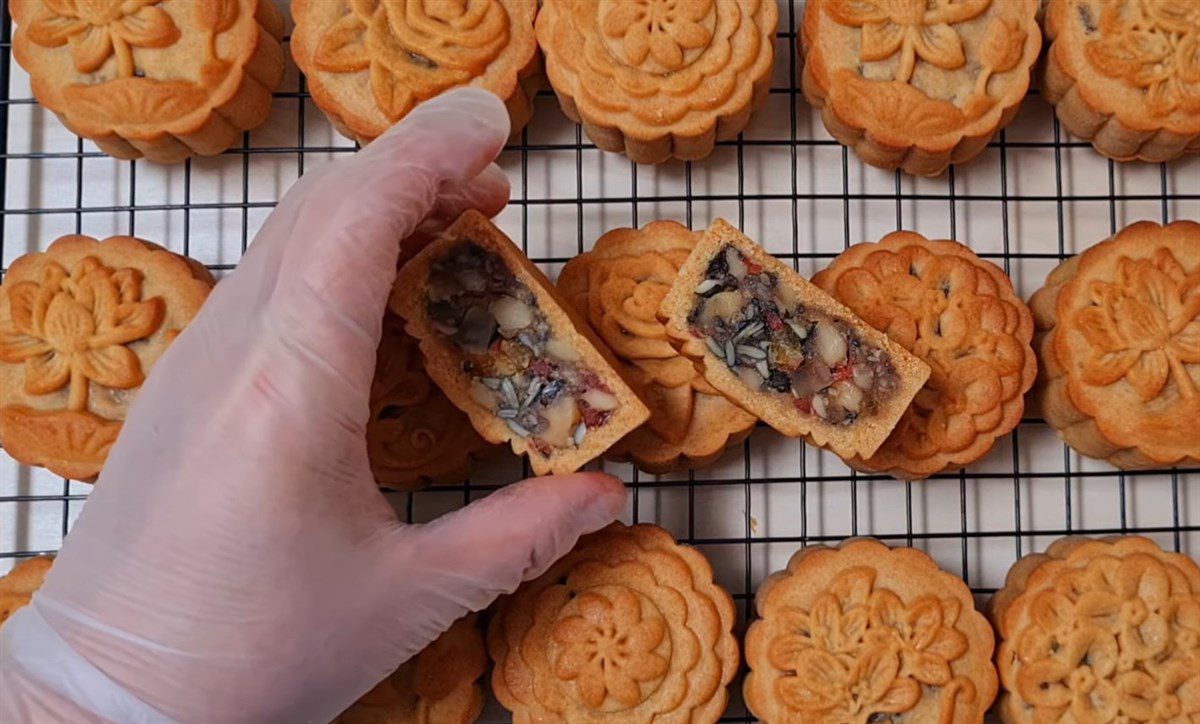 Mooncake with dried fruit filling