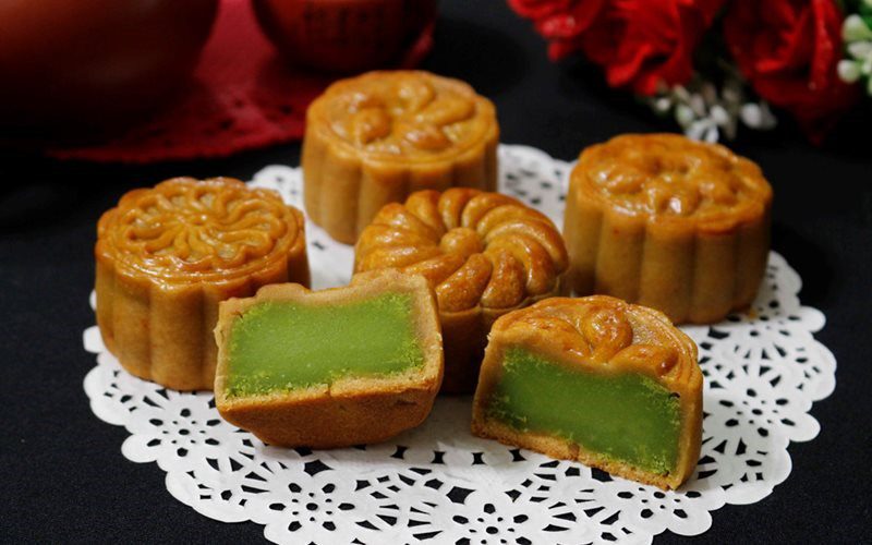 Baked mooncake with green tea filling