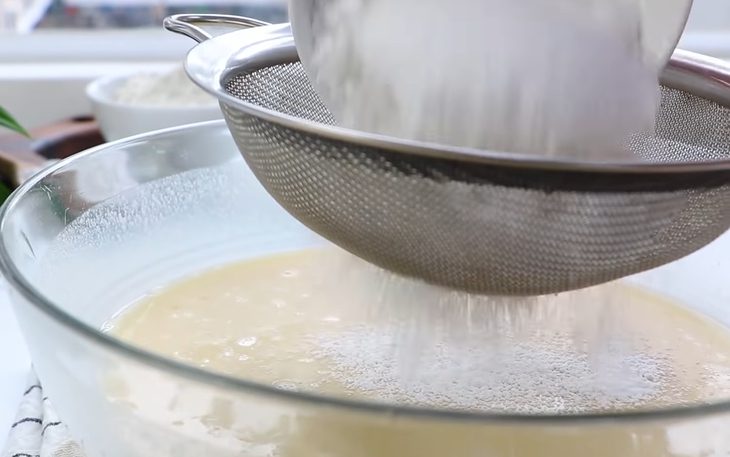 Step 3 Mix the flour for Bánh Bà Lai