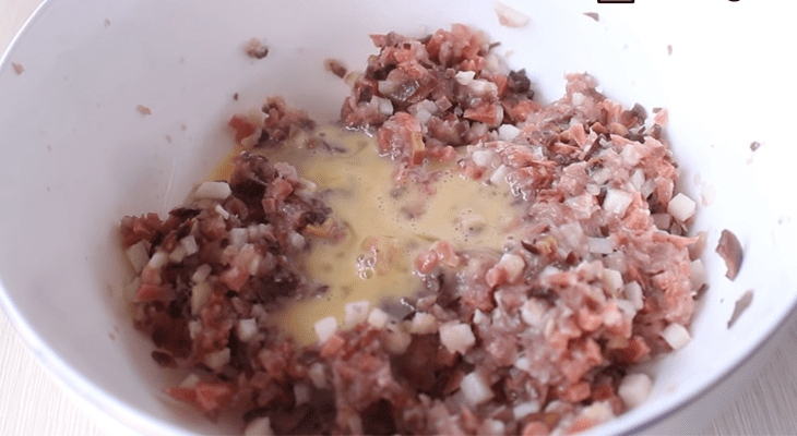 Step 3 Mix the filling mixture for baked buns with savory filling