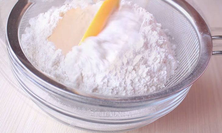 Step 3 Mix the dough for steamed pumpkin cake